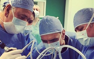 Ο Dr Βασίλης Κικίλιας στο χειρουργείο (photos)