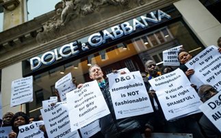 Διαμαρτυρία έξω από τη μπουτίκ των Dolce & Gabbana στο Λονδίνο (photos)