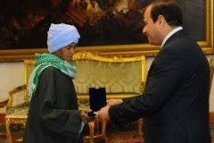 Πρόεδρος Αιγύπτου: Βράβευσε γυναίκα που ήταν μεταμφιεσμένη σε άνδρα για να βρει δουλειά