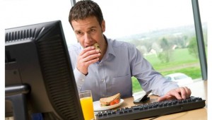 Έρευνα: Η πολλή δουλειά και το στρες ισοδυναμούν με πολύ φαγητό!