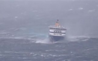 "Μάχη" πλοίου με τα κύματα κοντά στη Μύκονο