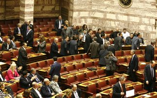 Άγρια σύγκρουση στη Βουλή για την επαναλειτουργία της ΕΡΤ