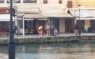 Εαρινοί γυμνιστές…βούτηξαν στο Ενετικό Λιμάνι των Χανίων