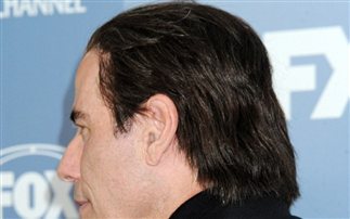 Ζουμ στην περούκα του Τζον Τραβόλτα (photos)