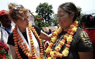 Εθελόντρια στο σεισμόπληκτο Νεπάλ η Σούζαν Σάραντον (photos)