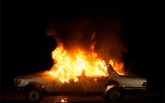 Στις φλόγες τυλίχτηκε αυτοκίνητο στο κέντρο της Αθήνας