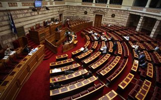 Κριτική στην κυβέρνηση σε υψηλούς τόνους στη Βουλή