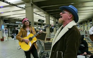 Συναυλία-έκπληξη των U2 στο μετρό της Νέας Υόρκης (photos)