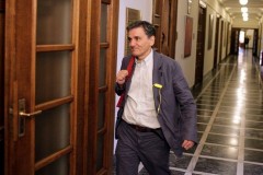 Διαψεύδει η κυβέρνηση ότι έρχεται το Brussels Group στην Αθήνα