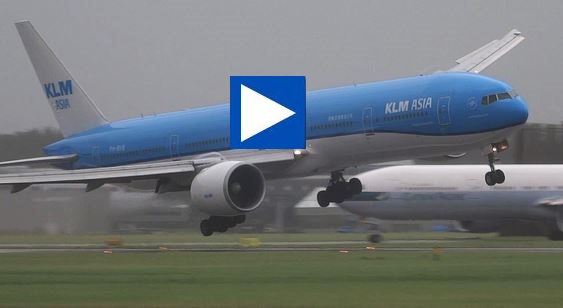 Προσγείωση που ΤΡΟΜΑΖΕΙ στο αεροδρόμιo του Άμστερνταμ!! (Δείτε το βίντεο!!)
