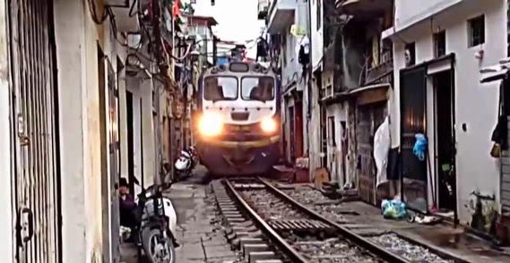 Σιδηροδρομική γραμμή περνάει εκατοστά δίπλα από τα σπίτια τους [βίντεο]