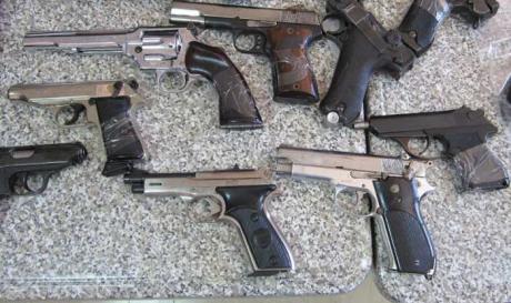 45χρονος έμπορος κυνηγετικών όπλων ο αρχηγός της σπείρας εμπορίας όπλων – Συνελήφθη και 34χρονος από το Ρίο – Αχαΐα