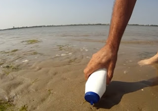 ΑΣΥΛΛΗΠΤΟ!! Έριξε αλάτι στην παραλία και…δείτε τι έγινε [βίντεο]
