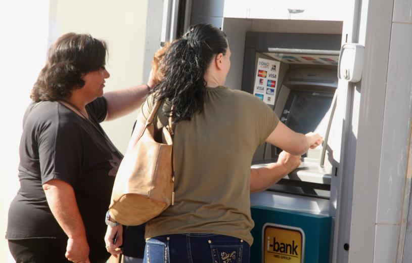 Ανοίγουν τη Δευτέρα τα καταστήματα των ελληνικών τραπεζών