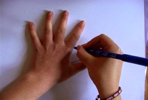 Αρχίζει να ζωγραφίζει το χέρι της με ένα στυλό – Σας μοιάζει βαρετό..; Για δείτε το μέχρι το τέλος!! [βίντεο]