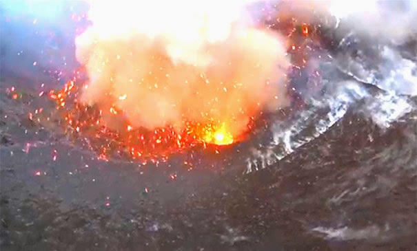 Έκρηξη ηφαιστείου από απόσταση αναπνοής όπως την κατέγραψε τηλεκατευθυνόμενο ελικοπτεράκι [βίντεο]