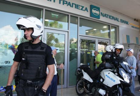 Έκτακτα μέτρα της Αστυνομίας σε τράπεζες, σούπερ μάρκετ και δημόσια κτίρια