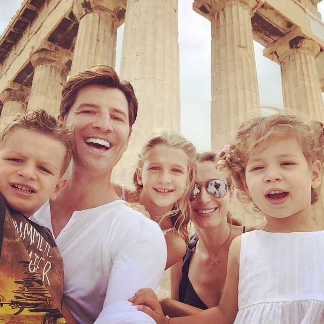 Σάκης Ρουβάς –  Η τρυφερή selfie με την Κάτια Ζυγούλη και τα τρία τους παιδιά!! Δείτε σύσσωμη την οικογένεια στην Ακρόπολη