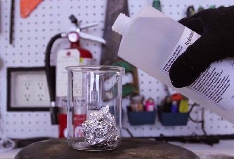 Έριξαν υδροχλωρικό οξύ σε αλουμινόχαρτο και δείτε τι συνέβη… [βίντεο]