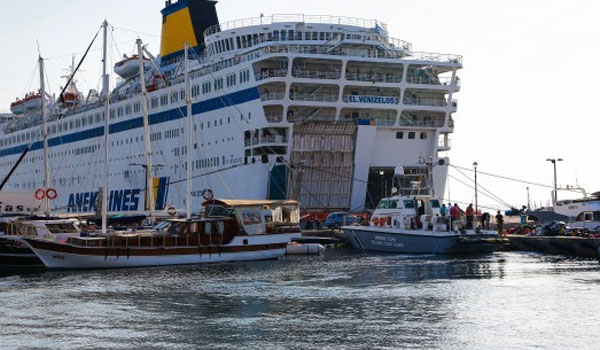 Στον Πειραιά τελικά το Ελευθέριος Βενιζέλος με τους 2.500 πρόσφυγες