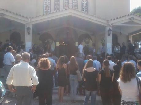 Αβάσταχτος ο πόνος στην κηδεία της 18χρονης Νεφέλης – Συγκλονιστικές στιγμές στο τελευταίο αντίο – Αχαΐα