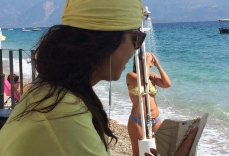 Η Άντζελα Δημητρίου κάνει βουτιές στην παραλία του Λόγγου