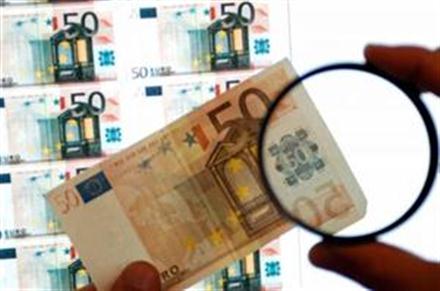 Δίδυμο αλλοδαπών διοχετεύει πλαστά ευρώ στην αγορά – Πώς μπορείτε να τα ξεχωρίσετε – Αχαΐα