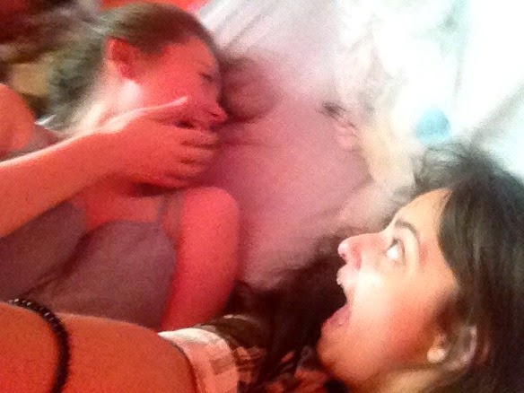 Δύο κορίτσια έβγαζαν μία selfie φωτογραφία αλλά αυτό που είδαν στο κρεβάτι τους… φρίκαρε!! [pics]