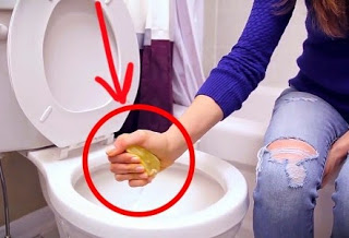 Ρίχνει σε ένα λεμόνι χοντρό αλάτι και το στύβει στην λεκάνη της τουαλέτας – Αυτό που ακολουθεί αμέσως μετά είναι εκπληκτικό [βίντεο]