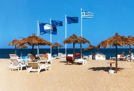 Τρεις βραβευμένες παραλίες μόλις έχασαν τη Γαλάζια Σημαία τους