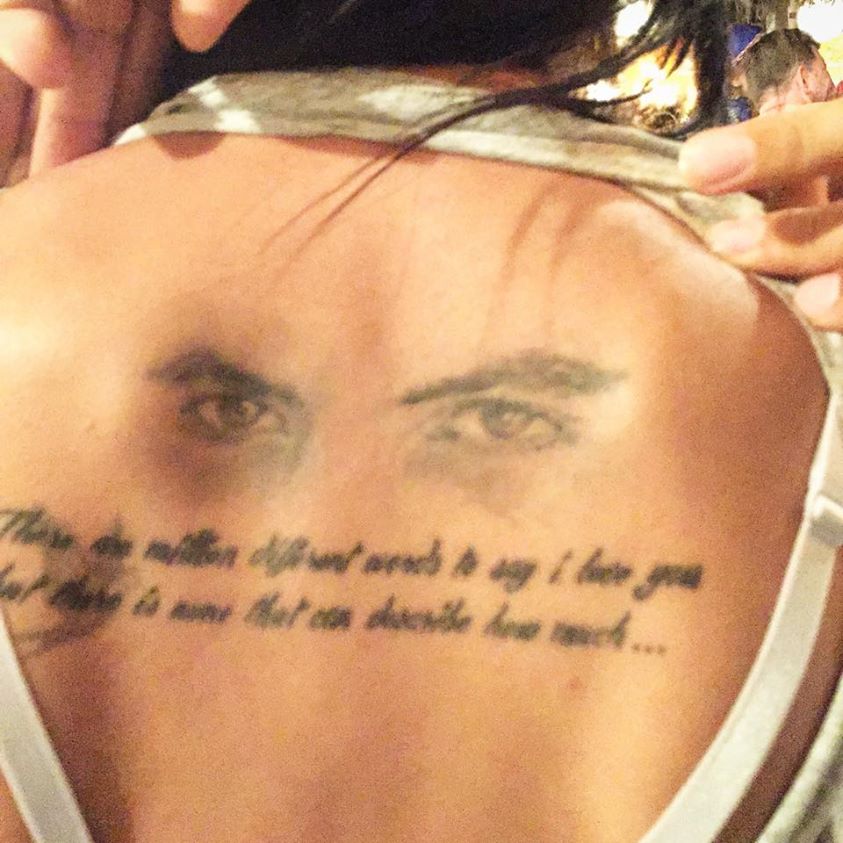 Θαυμάστρια "χτύπησε" στην πλάτη της τατουάζ το βλέμμα Έλληνα τραγουδιστή (φωτο)