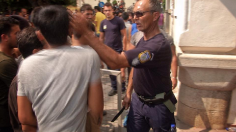 Σάλος με τον Αστυνομικό που χαστουκίζει μετανάστη – Διεθνής διασυρμός της Ελλάδας