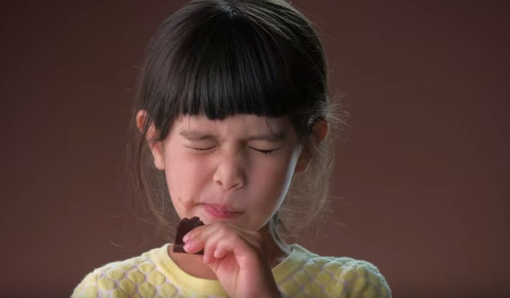 Παιδιά δοκιμάζουν μαύρη σοκολάτα για πρώτη φορά