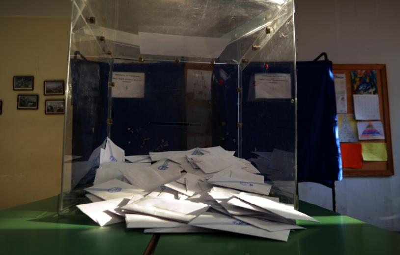 Εκλογικό ντέρμπι ΣΥΡΙΖΑ και ΝΔ δείχνουν οι τρεις τελευταίες δημοσκοπήσεις