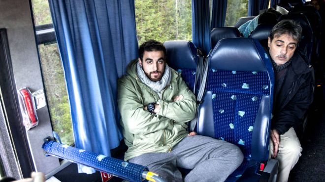 Πρόσφυγες μένουν κλεισμένοι σε λεωφορείο για να μην κατοικήσουν σε πολικό ψύχος!