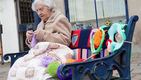 Γιαγιά 104 ετών είναι η γηραιότερη καλλιτέχνιδα… του δρόμου!