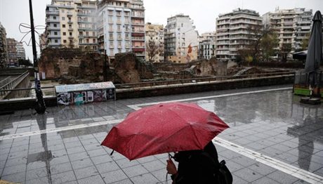 Καιρός στη Θεσσαλονίκη: Ακονίστε τις ομπρέλες σας, έρχονται μπόρες!