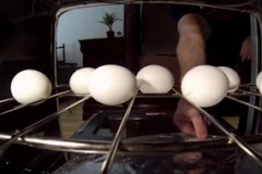 Τοποθετεί αλουμινόχαρτο στο φούρνο και βάζει τα αυγά από πάνω – Το αποτέλεσμα; ΦΑΝΤΑΣΤΙΚΟ… [video]