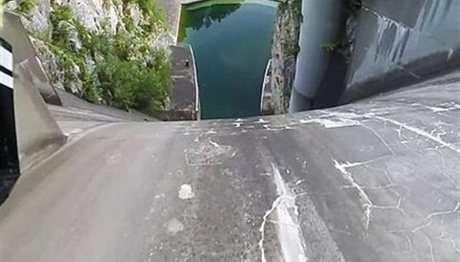 Ριψοκίνδυνος ποδηλάτης κατεβαίνει φράγμα 60 μέτρων (video)