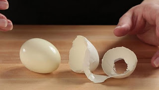 Πώς μπορείτε να ξεφλουδίσετε ένα αυγό σε δευτερόλεπτα; [video]