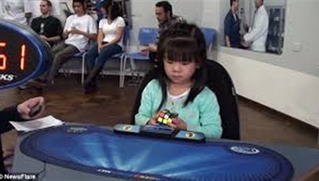 Αδιανόητο: 3χρονη λύνει τον κύβο του Ρούμπικ σε 47 δευτερόλεπτα! (video)