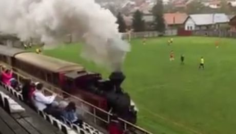 Απίστευτο: Τρένο “εισέβαλε” σε γήπεδο την ώρα του αγώνα!