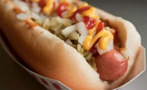 Η πανεύκολη συνταγή για το πιο ξεχωριστό hot dog που έφαγες ποτέ! (VIDEO)