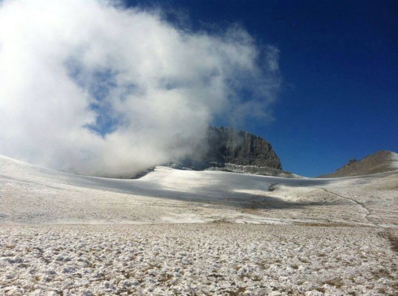 Έπεσαν τα πρώτα χιόνια στον Όλυμπο! – Δείτε την εικόνα στην κορυφή του βουνού