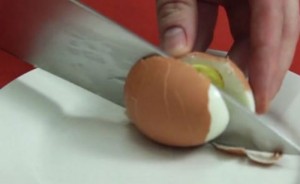 Τρεις μοναδικές συνταγές που μπορεί να φτιάξεις με αυγό και ποτέ δεν είχες σκεφτεί! (VIDEO)