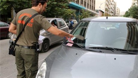 Θεσσαλονίκη: «Πάτησε» δημοτικό αστυνομικό για να μην τον γράψει!
