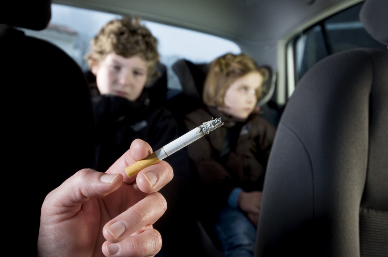 Πρόστιμο για το κάπνισμα… παρουσία παιδιών!