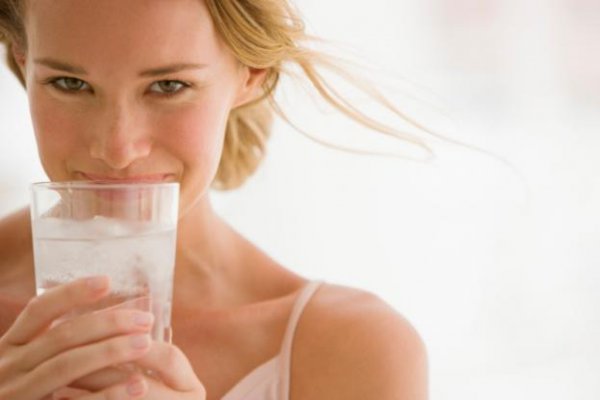 Γιατί πρέπει να πίνετε ένα ποτήρι χλιαρό νερό κάθε πρωί
