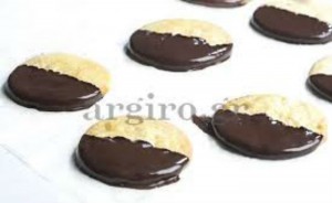 Μπισκότα βουτύρου με επικάλυψη σοκολάτας από την Αργυρώ
