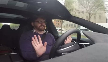 Δείτε το Tesla να κυκλοφορεί χωρίς οδηγό στους δρόμους της Νέας Υόρκης (video- photo)